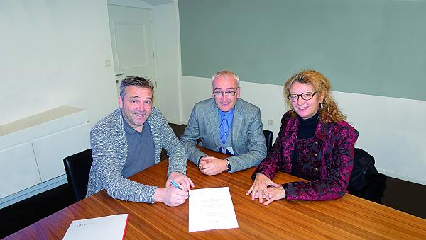 Frisch unterzeichneter Zusammenschluss der drei Unternehmen Niederbacher, Cleantec und KAAN durch Paul Schöpfer, Christian Schöpfer und Karin Neulichedl (v.l.n.r.). Frisch unterzeichneter Zusammenschluss der drei Unternehmen Niederbacher, Cleantec und KAAN durch Paul Schöpfer, Christian Schöpfer und Karin Neulichedl (v.l.n.r.).